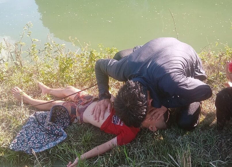 Hạ sĩ Lò Văn Thanh sơ cứu cho nạn nhân. Ảnh: Công an Lai Châu