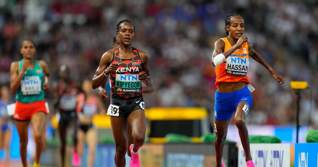 Hassan (phải) trên đường chạy chung kết 5000m giải vô địch thế giới 2023 tại Budapest, Hungary. Ảnh: AP