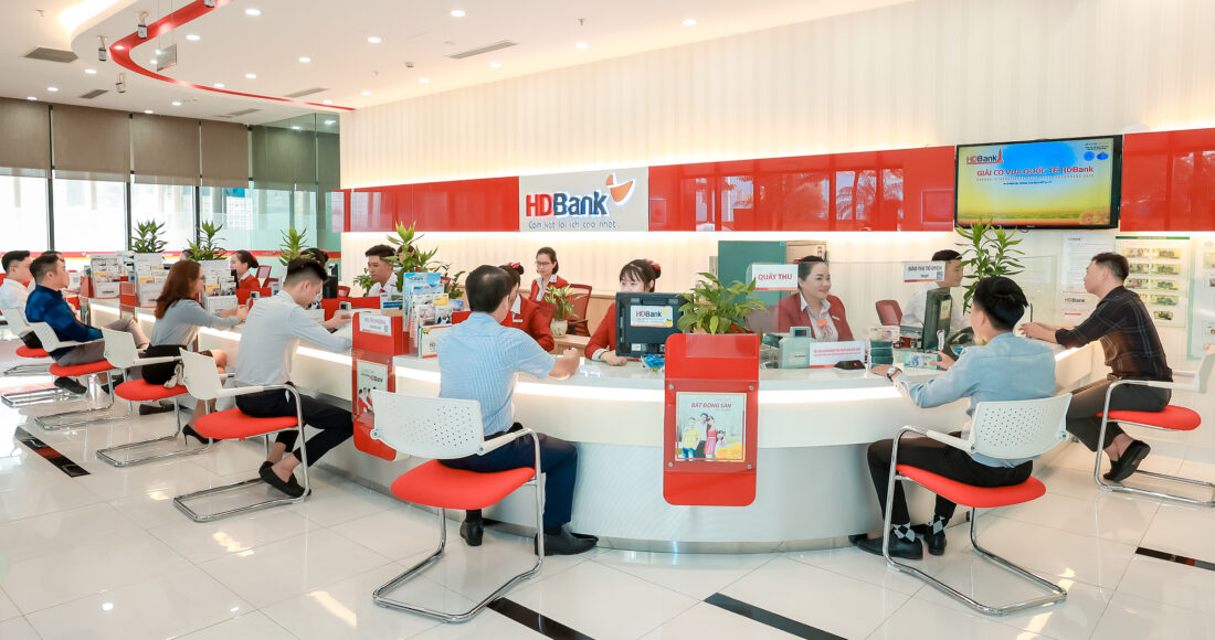 Khách giao dịch tại HDBank. Ảnh: HDBank