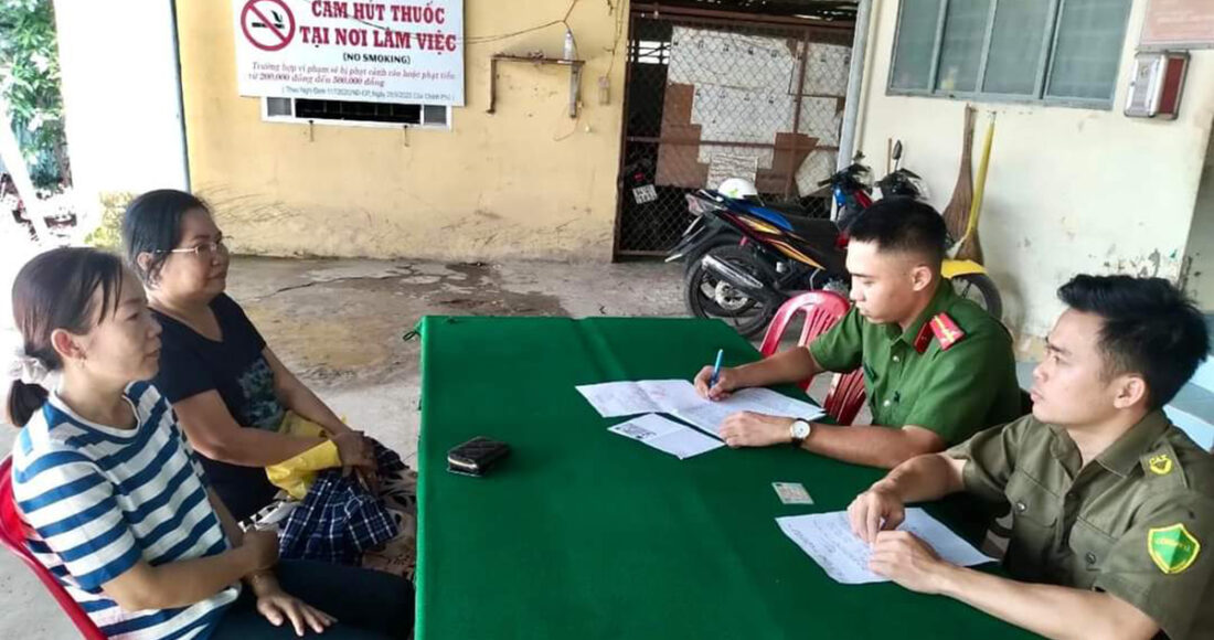 Cô Lê Thị Thanh Tuyền (áo sọc trắng) và bà Trương Ngọc Bích tại Công an thị trấn Vũng Liêm. Ảnh: Thân Nguyễn
