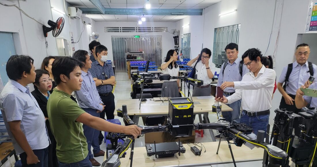 Dự án khởi nghiệp về máy bay không người lái giới thiệu sản phẩm cho khách tham quan tại Vườn ươm doanh nghiệp công nghệ cao, Khu công nghệ cao TP HCM. Ảnh:SHTP-IC