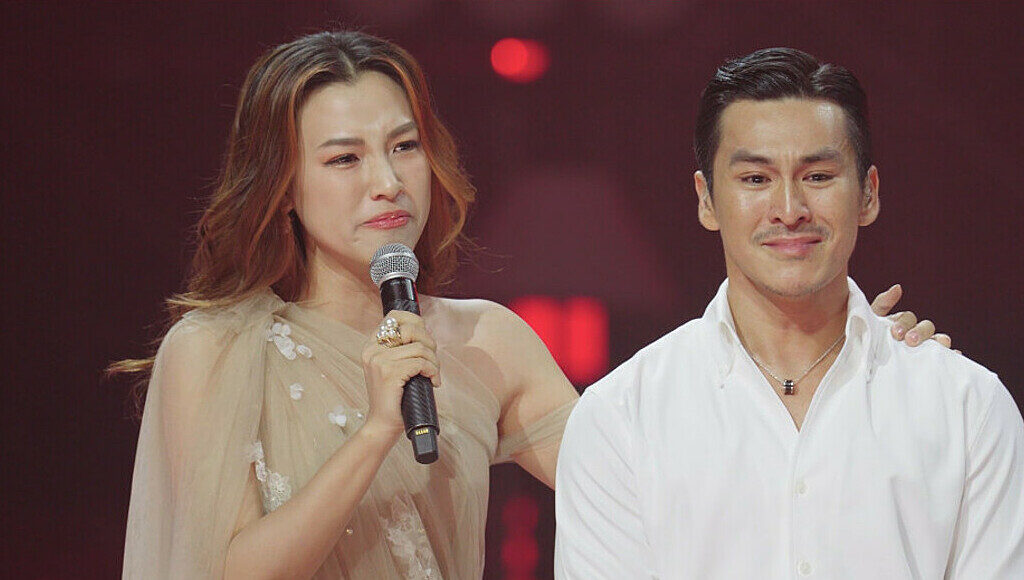 MC Hoàng Oanh (trái) và nhiếp ảnh gia Thiên Minh xúc động nói về Wabi Tuấn Anh. Ảnh: Ban tổ chức cung cấp