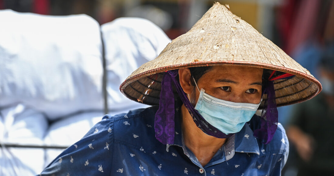 Người lao động làm việc trong nắng nóng ở Hà Nôi. Ảnh: Giang Huy