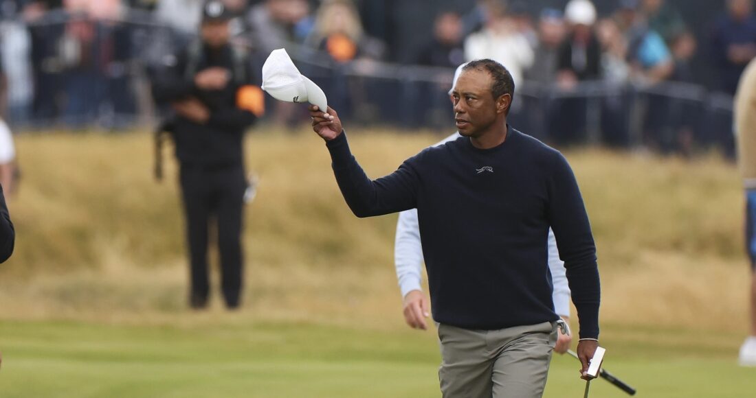 Woods chào khán giả khi trời sân Royal Troon par 71 sau hố 18 vòng hai The Open 2024 ngày 19/7. Ảnh: AP