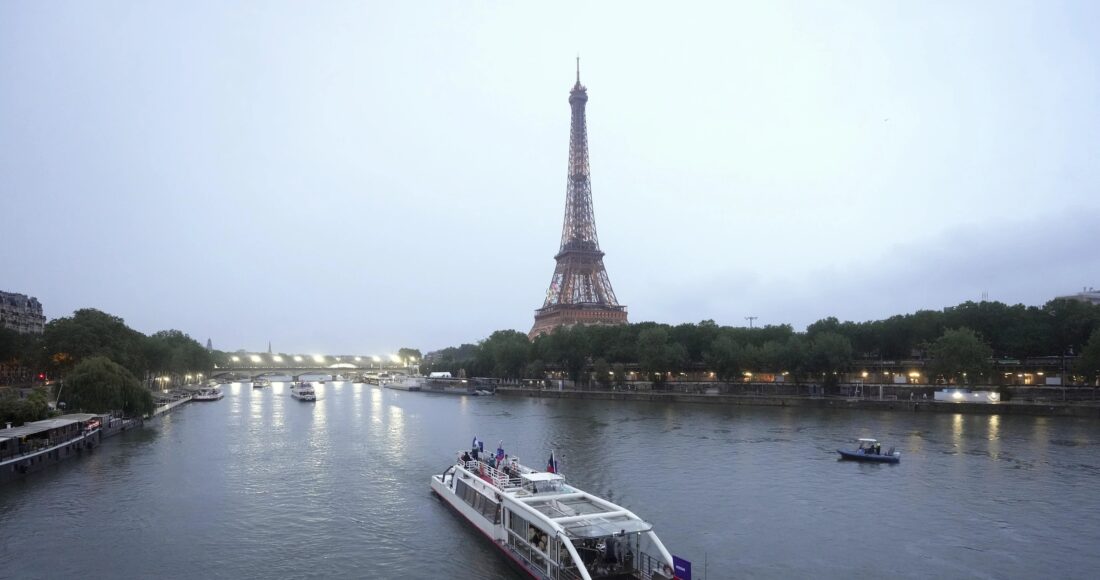 Một đoạn sông Seine, nơi đoàn tàu thủy chở VĐV diễu hành trong lễ khai mạc Olympic 2024 ngày 26/7. Ảnh: AP