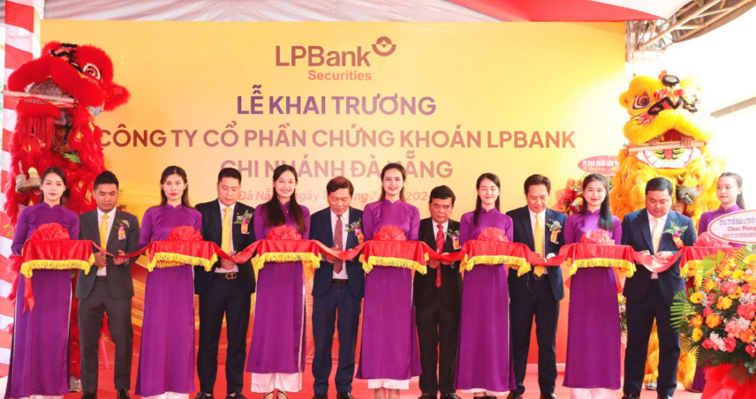 Đại diện Ngân hàng Nhà nước chi nhánh Đà Nẵng, Sở Tài chính Đà Nẵng, LPBank, LPBS cắt băng khánh thành tại sự kiện khai trương. Ảnh: LPBank