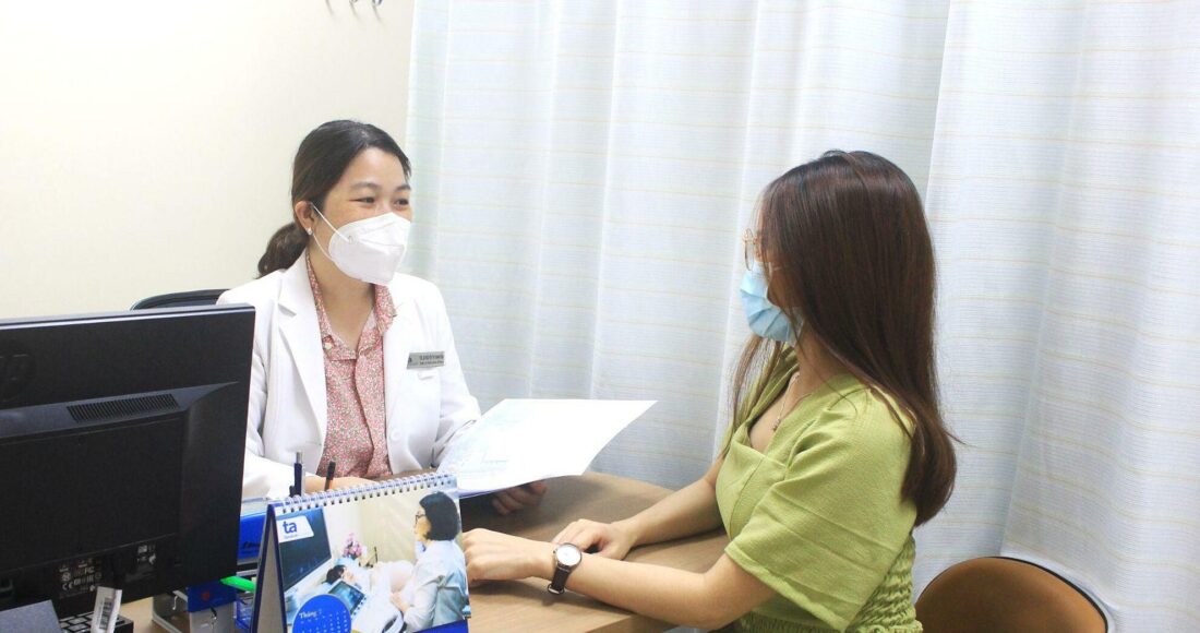 Bác sĩ tư vấn cho người dân trước khi sinh sản tại một bệnh viện tại Hà Nội. Ảnh: Hoàng Phong