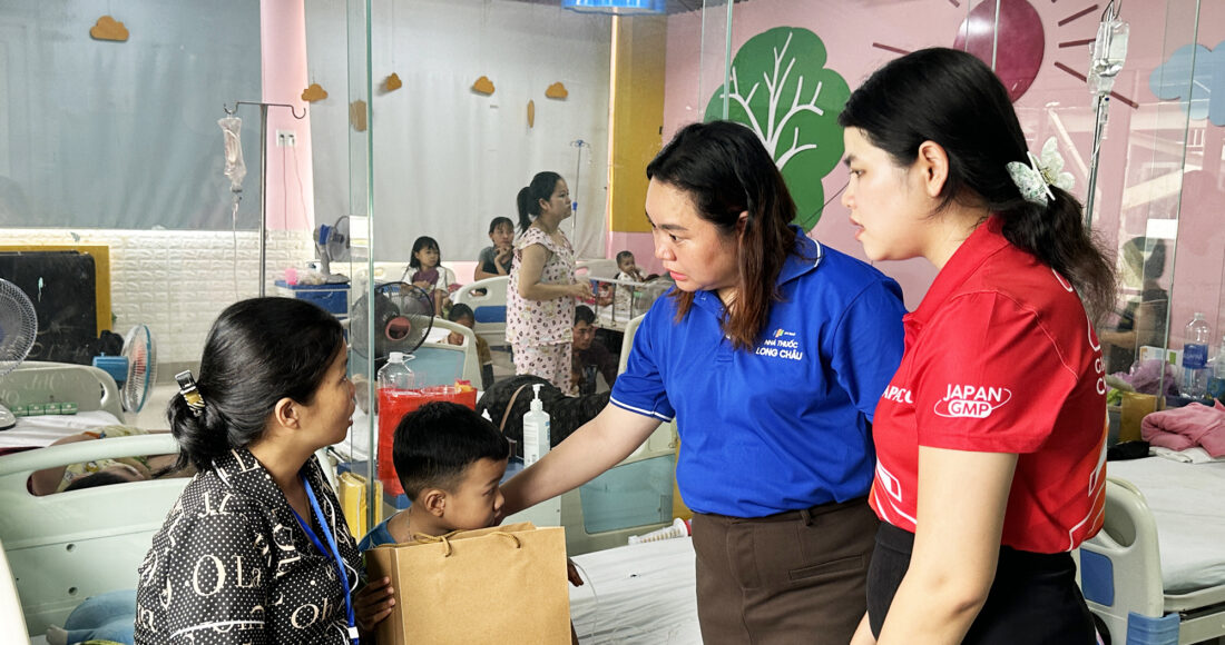 Đại diện FPT Long Châu, Quỹ Hy vọng và Dược Hậu Giang trao tài trợ cho các bệnh nhi tại Bệnh viện TW Huế.