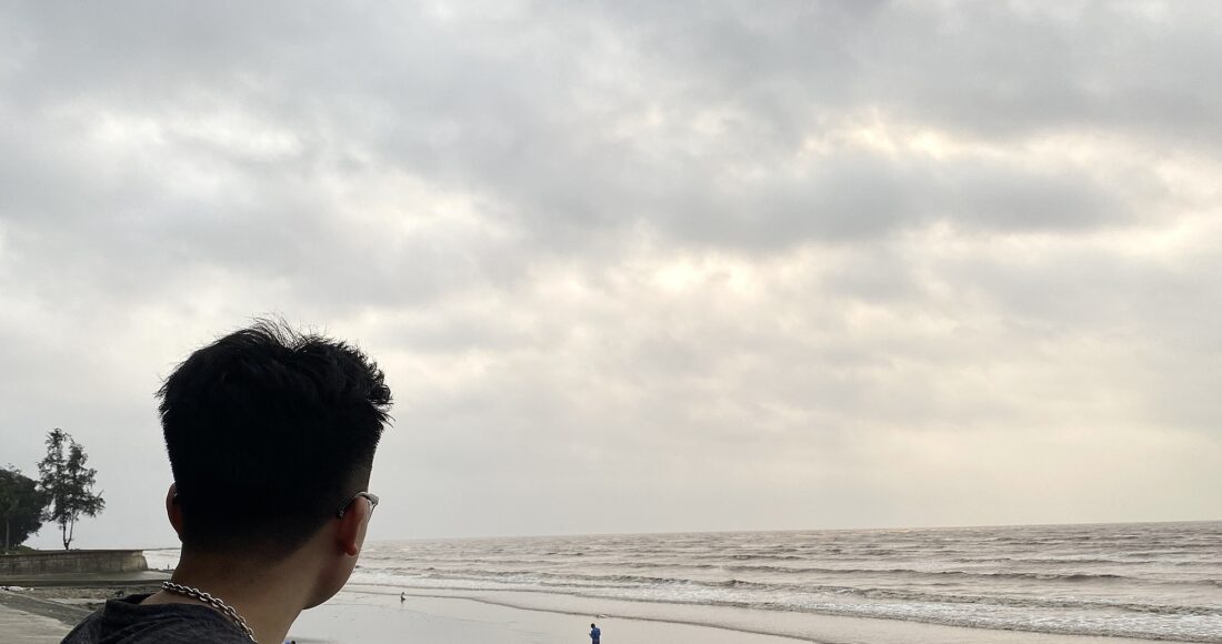 Tuấn Hùng trong chuyến đi du lịch biển với bạn bè để giải tỏa căng thẳng, tháng 6/2024. Ảnh: Nhân vật cung cấp