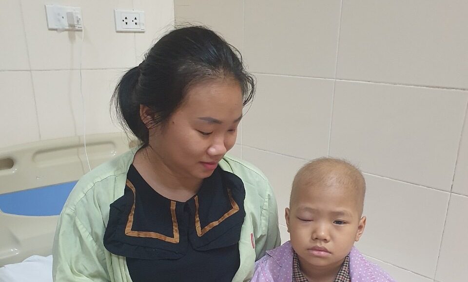 Bàn Thị Phương và con gái Bàn Khởi My điều trị tại Bệnh viện K Tân Triều (Hà Nội), ngày 26/6. Ảnh: Nhân vật cung cấp