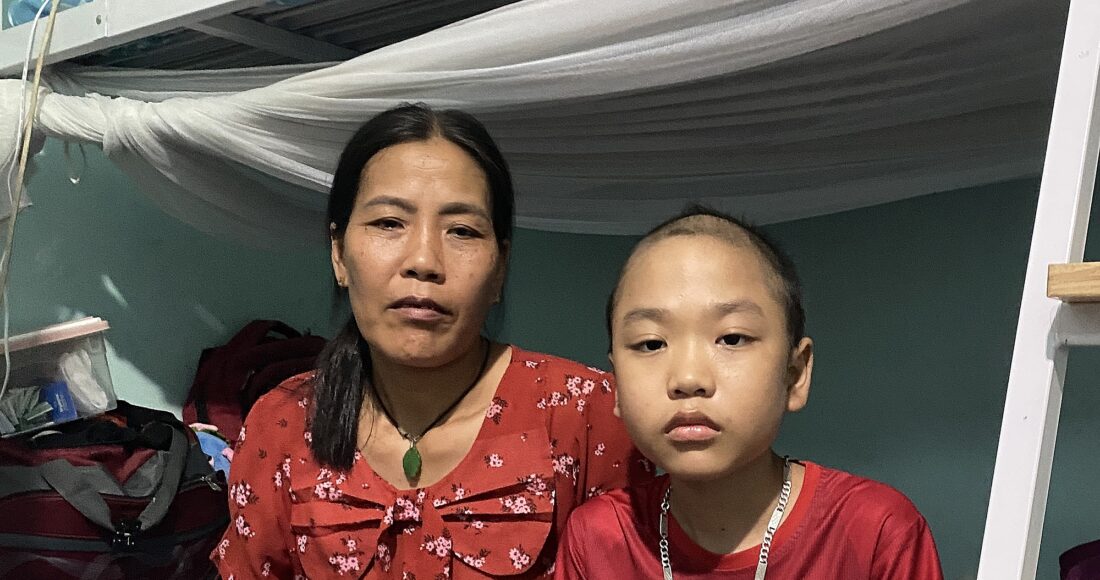 Chị Nguyễn Thị Phương và con trai Trần Khánh Duy ở tại nhà trọ miễn phí trên đường Cầu Bươu, huyện Thanh Trì, Hà Nội, chiều 9/7. Ảnh: Quỳnh Nguyễn