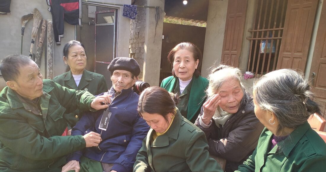 Ông Hoàng Văn Thắng (áo xanh đen, đội mũ), bà Bùi Thị Loan (ngồi cạnh bên phải ông Thắng) ở huyện Chợ Đồn, tỉnh Bắc Kạn được các đồng đội ở Thái Nguyên lên thăm, năm 2022. Ảnh: Trần Thị Hoài