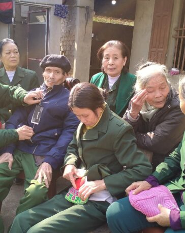 Ông Hoàng Văn Thắng (áo xanh đen, đội mũ), bà Bùi Thị Loan (ngồi cạnh bên phải ông Thắng) ở huyện Chợ Đồn, tỉnh Bắc Kạn được các đồng đội ở Thái Nguyên lên thăm, năm 2022. Ảnh: Trần Thị Hoài