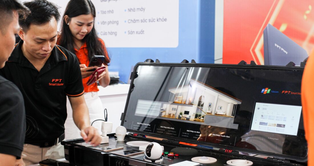 Loạt giải pháp đồng độ cho nhà thông minh, từ camera an ninh cho đến hệ thống đèn chiếu sáng, thiết bị IoT, được hỗ trợ điều khiển giọng nói bằng tiếng Việt do FPT phát triển tại triển lãm AI Expo 2023. Ảnh: Thanh Tùng
