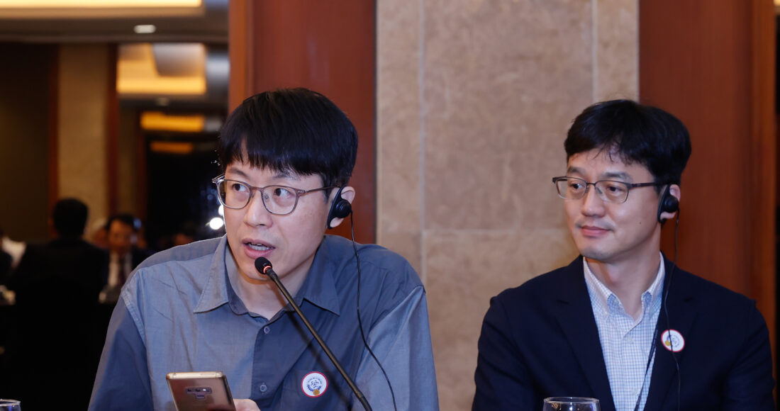 Các chuyên gia, nhà khoa học Hàn Quốc phát biểu tại cuộc ăn trưa làm việc với Thủ tướng Phạm Minh Chính. Ảnh: Nhật Bắc