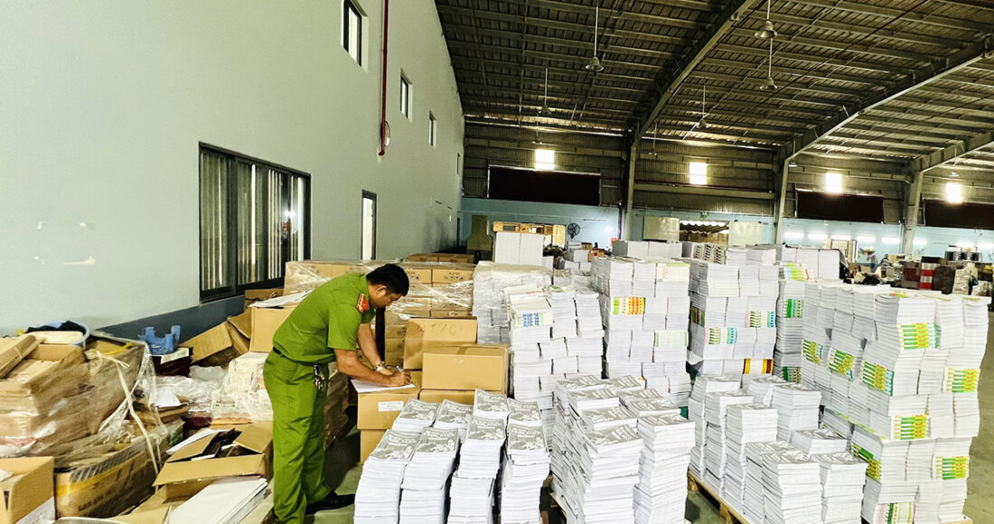 Nhà chức trách phát hiện xưởng in có hơn 10 tấn sách in trái phép. Ảnh: Quốc Thắng