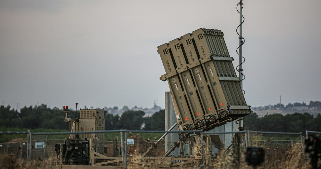 Bệ phóng thuộc hệ thống Vòm Sắt triển khai tại Sderot, Israel, hồi tháng 5. Ảnh: Reuters