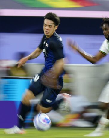 Tiền vệ Nhật Bản Koki Saito (số 10) đi bóng trong trận thắng Mali 1-0 ngày 27/7 trên sân Matmut Atlantique, Bordeaux. Ảnh: Kyodo