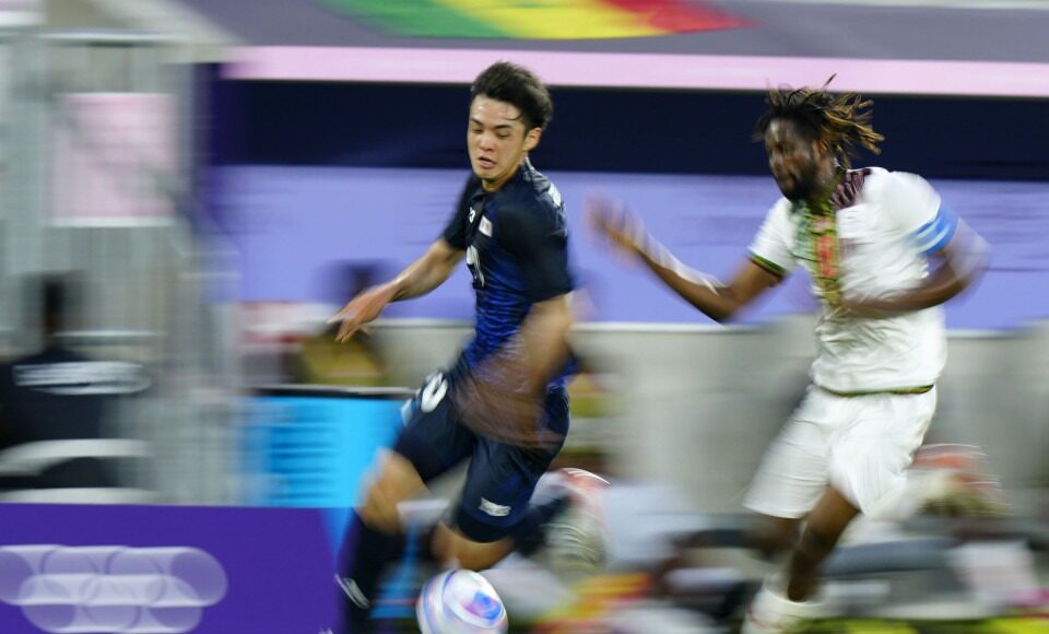 Tiền vệ Nhật Bản Koki Saito (số 10) đi bóng trong trận thắng Mali 1-0 ngày 27/7 trên sân Matmut Atlantique, Bordeaux. Ảnh: Kyodo