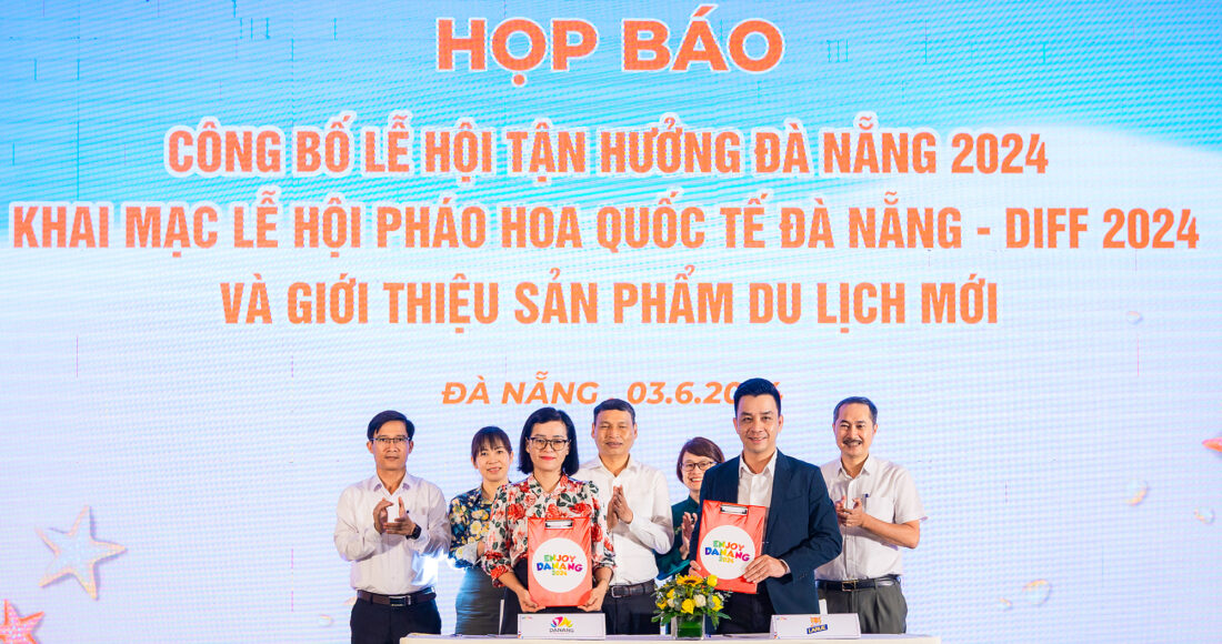 Đại diện bia Larue (bên phải) và đại diện Sở Du lịch thành phố Đà Nẵng (bên trái) ký kết biên bản ghi nhớ hợp tác mang tên Bia Larue đồng hành xúc tiến, phát triển du lịch địa phương qua Lễ hội Tận hưởng Đà Nẵng 2024 ngày 3/6. Ảnh: HVN