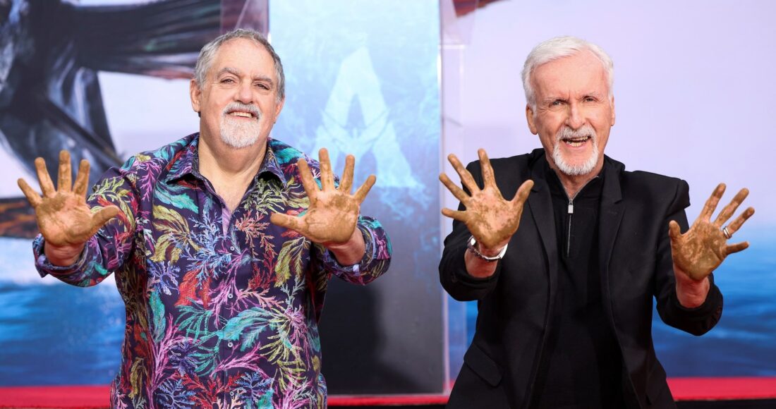 Nhà sản xuất Jon Landau (trái) và đạo diễn James Cameron tạo dáng sau khi in dấu tay tại sân trước của pạp chiếu phim TCL Chinese ở Los Angeles, ngày 12/1/2023 khi Avatar: The Way of Water đang phủ sóng toàn cầu. Ảnh: Reuters