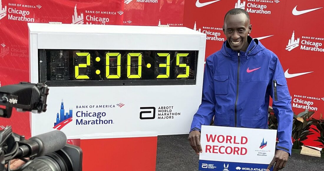 Kiptim mừng với tấm biển ghi kỷ lục thế giới cùng thông số anh vừa lập tại Chicago Marathon - 2 giờ 0 phút 35 giây - sau giải major sáng 8/10. Ảnh: Chicago Marathon