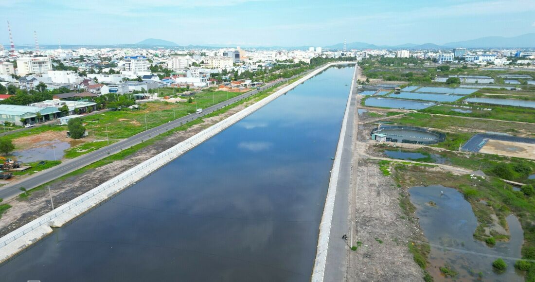 Hai bờ nhánh sông đổ ra rừng ngập mặn Phan Thiết đã được chỉnh trang, tháng 7/2024. Ảnh: Việt Quốc