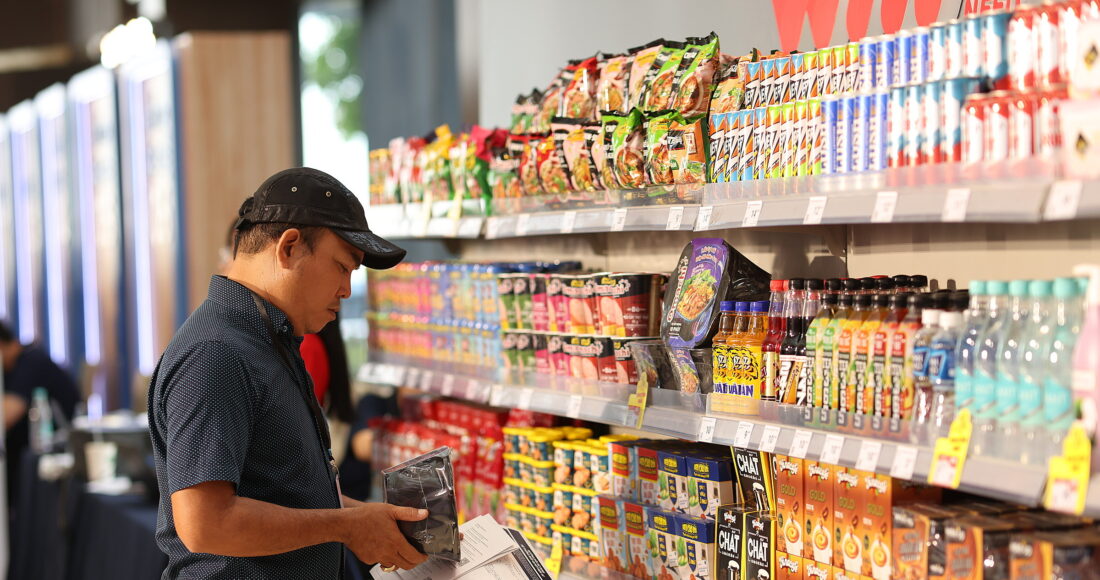 Khách đang xem sản phẩm Masan Consumer bày bán tại một cửa hàng thuộc WinCommerce. Ảnh: MSN