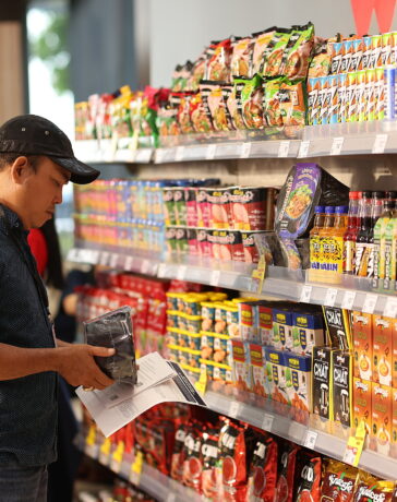 Khách đang xem sản phẩm Masan Consumer bày bán tại một cửa hàng thuộc WinCommerce. Ảnh: MSN