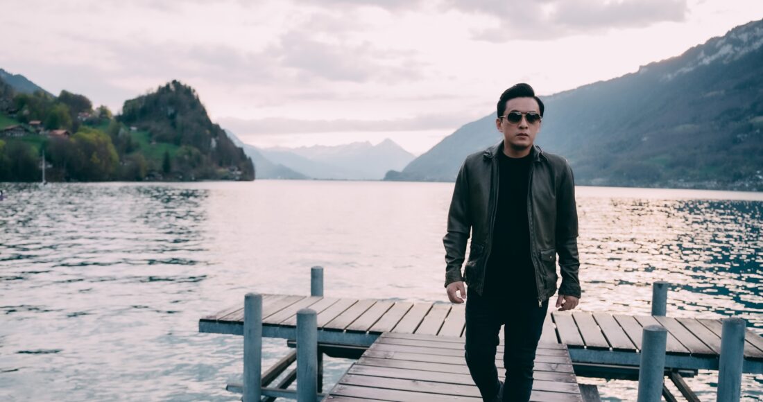 Lam Trường tạo dáng tại cây cầu từng xuất hiện trong phim Hạ cánh nơi anh. Ảnh: Nhân vật cung cấp