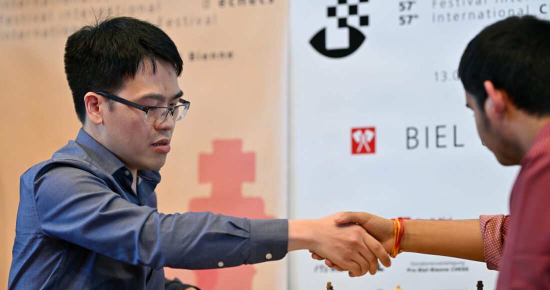 Lê Quang Liêm (trái) trong ván cờ chớp gặp Abhimanyu Mishra tại Trung tâm Hội nghị Biel, Thụy Sĩ ngày 21/7/2024. Ảnh: BCF