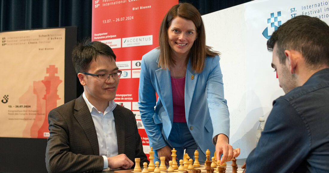 Lê Quang Liêm (trái) trước ván đấu với Haik Martirosyan tại lễ hội cờ vua Biel, Thụy Sĩ ngày 13/7/2024. Ảnh: BCF