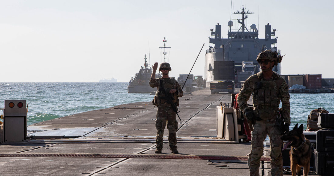 Lính lục quân Mỹ triển khai trên cầu tàu viện trợ Dải Gaza hôm 22/6. Ảnh: US Army