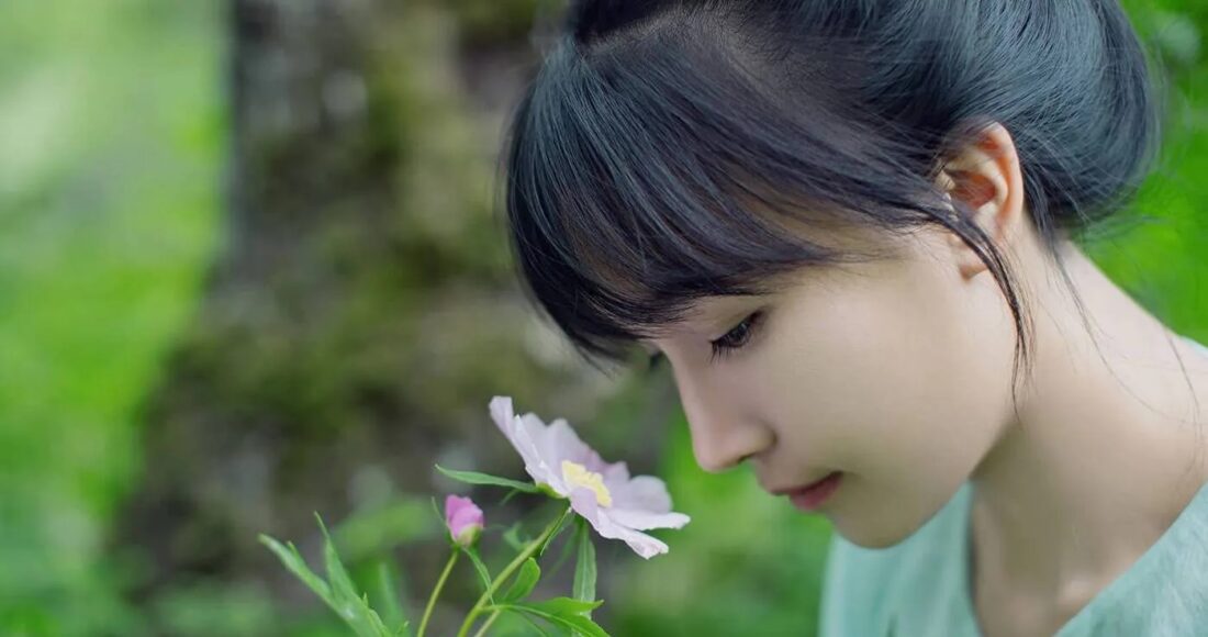 Lý Tử Thất 33 tuổi, làm video nấu ăn, cuộc sống đồng quê từ năm 2016, nổi tiếng nhờ các thước phim đẹp, tỉ mỉ. Ảnh: Weibo/Li Ziqi