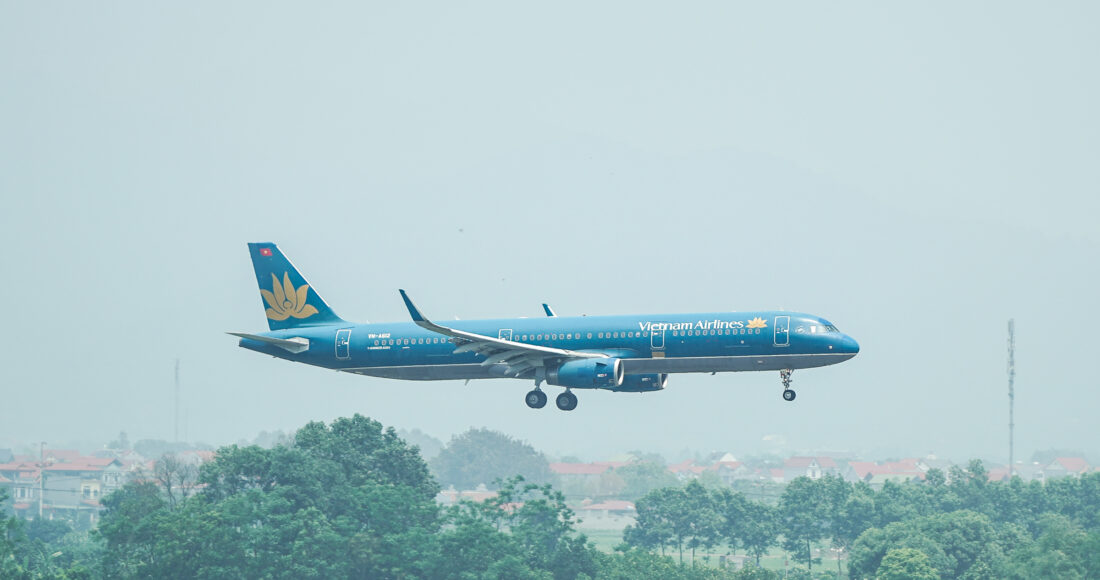 Một máy bay Vietnam Airlines đang hạ cánh tại sân bay Nội Bài. Ảnh: Lưu Quý