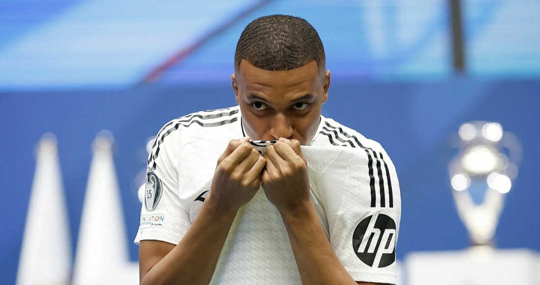 Kylian Mbappe hôn lên biểu tượng Real Madrid khi ra mắt khán giả ở Bernabeu, thành phố Madrid, Tây Ban Nha ngày 16/7/2024. Ảnh: Reuters
