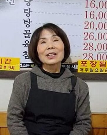 Bà Lee trả lời phỏng vấn trong quán thịt chó ở chợ Dongdaemun, Seoul, Hàn Quốc. Ảnh: ST