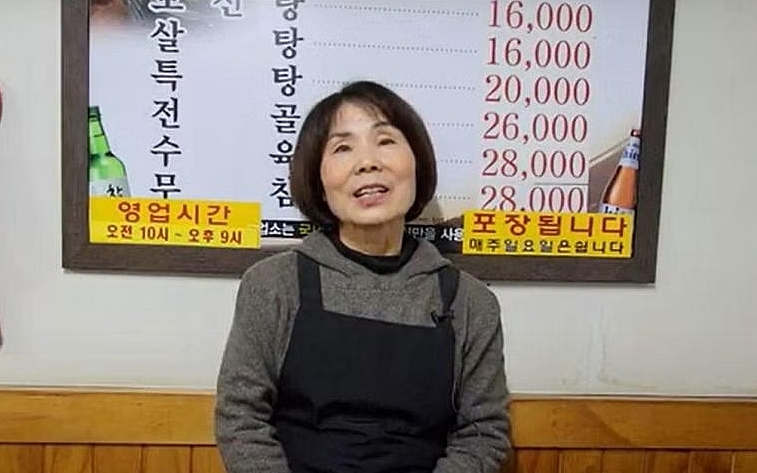 Bà Lee trả lời phỏng vấn trong quán thịt chó ở chợ Dongdaemun, Seoul, Hàn Quốc. Ảnh: ST