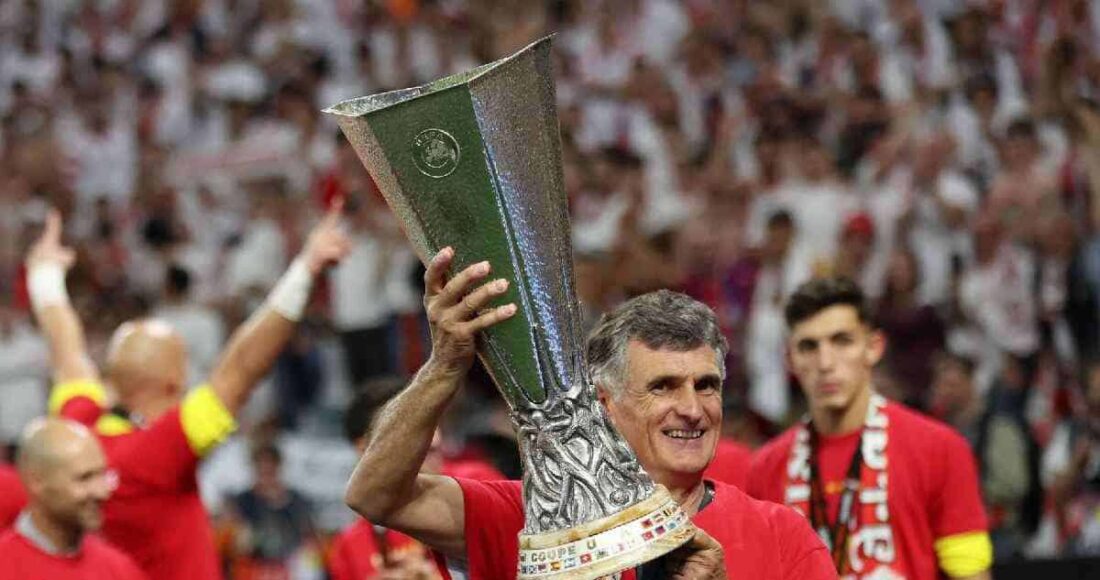 Mendilibar nâng Europa League giành được với Sevilla hôm 31/5. Ảnh: EFE