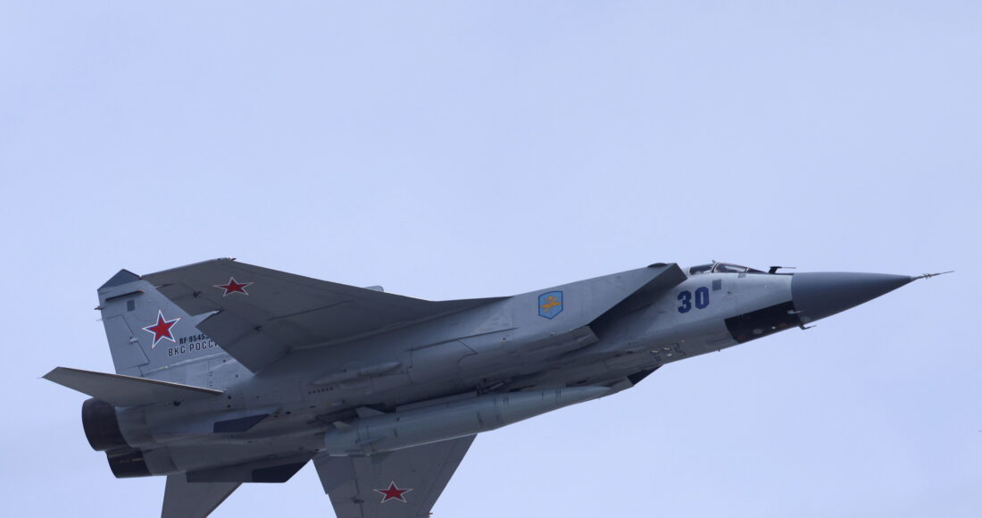 Phi cơ MiG-31 của Nga bay phía trên Quảng trường Đỏ, thủ đô Moskva ngày 7/5/2022. Ảnh: Reuters