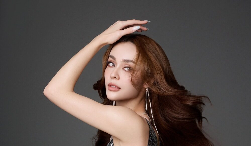 MLee mặc cắt xẻ trong bộ ảnh thời trang mới. Ảnh: Milor Trần