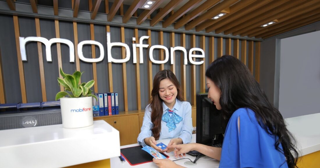 Nhân viên MobiFone tư vấn gói cước cho khách hàng. Ảnh: MobiFone