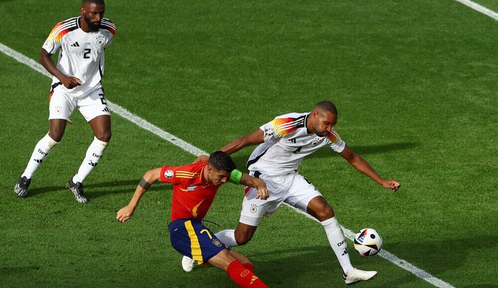 Morata (áo đỏ) chơi trận Tây Ban Nha 2-1 Đức ở tứ kết Euro 2024 tối 5/7. Ảnh: Reuters