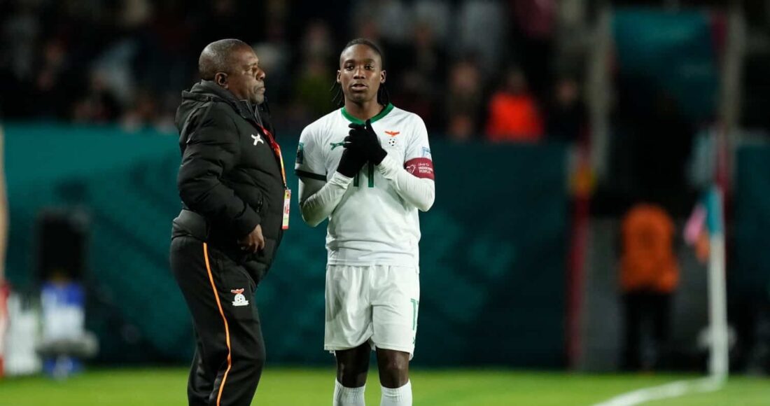 HLV Mwape trao đổi với đội trưởng Barbra Banda trong một trận đấu của tuyển nữ Zambia. Ảnh: AFP