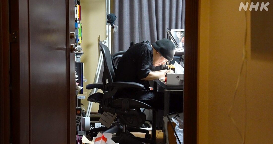 Gosho Aoyama trong phòng làm việc. Ảnh: NHK