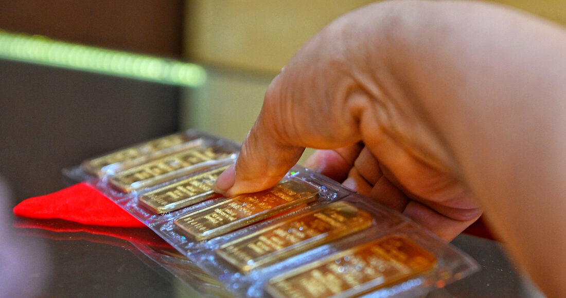 Người dân mua vàng miếng tại ngân hàng trong những ngày đầu tiên có chính sách bán vàng bình ổn. Ảnh: Giang Huy
