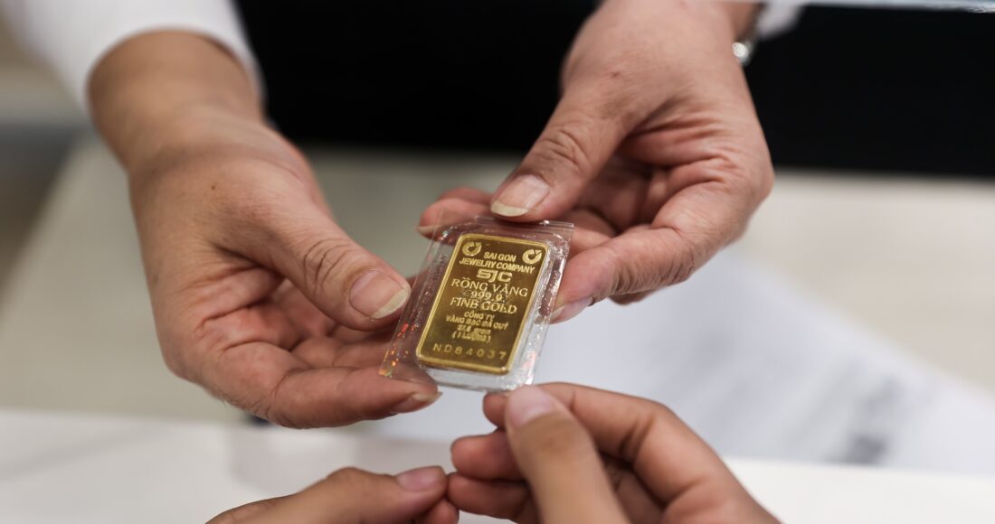 Người dân mua vàng ở Ngân hàng Nông nghiệp và phát triển nông thôn, TP HCM, chiều 3/6/2024. Ảnh: Quỳnh Trần