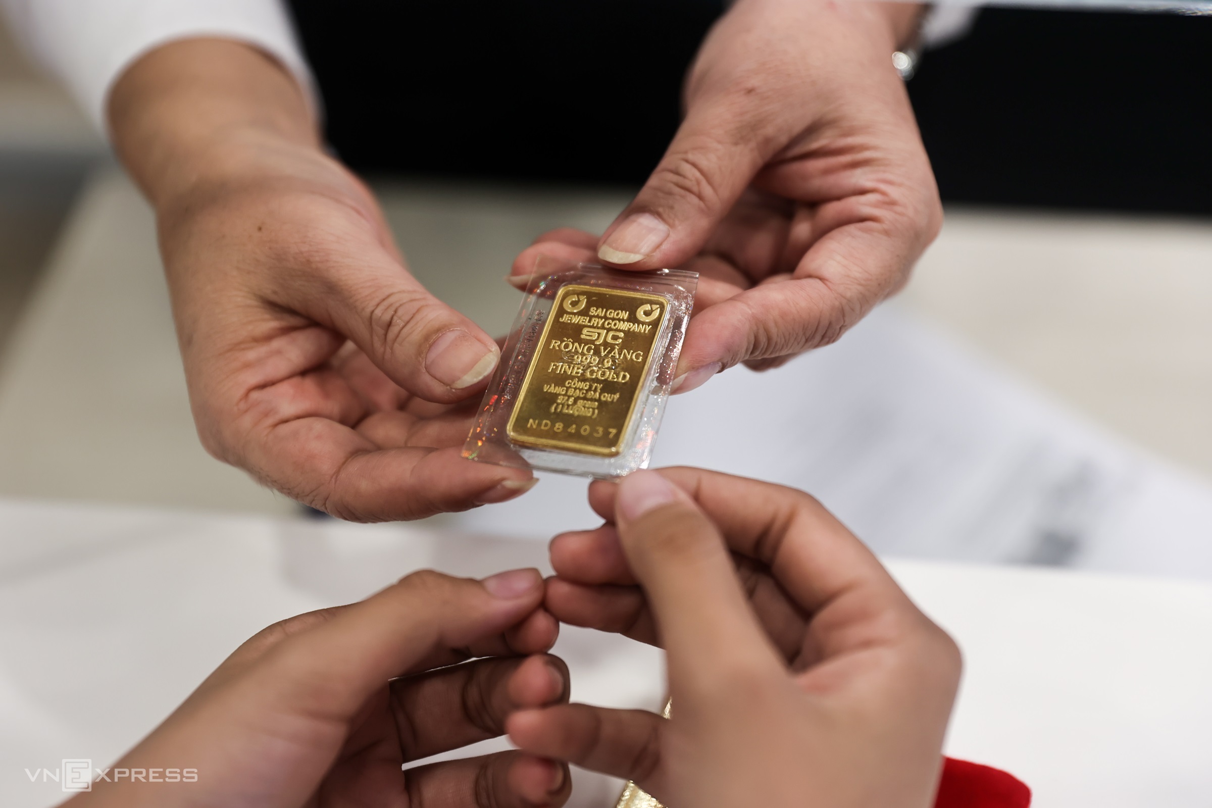 Người dân mua vàng ở Ngân hàng Nông nghiệp và phát triển nông thôn, TP HCM, chiều 3/6/2024. Ảnh: Quỳnh Trần