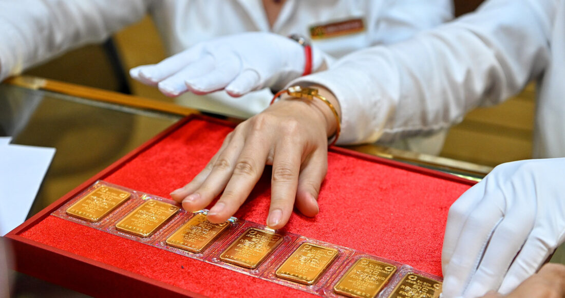 Ngân hàng bán vàng ở Hà Nội, ngày 3/6. Ảnh: Giang Huy