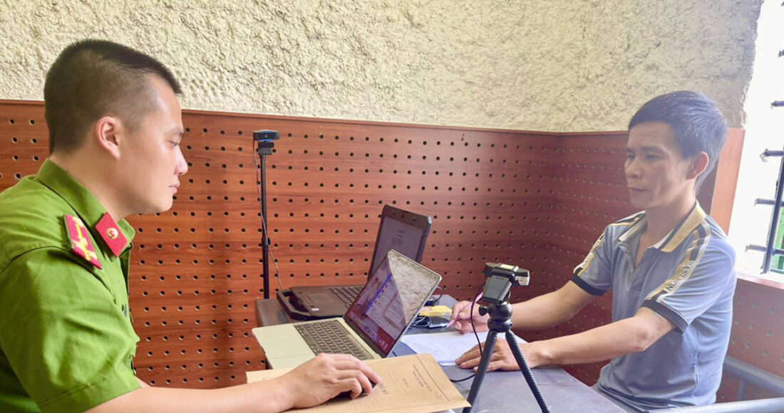 Nghi can Giang (góc phải) tại cơ quan điều tra. Ảnh: Đức Quang